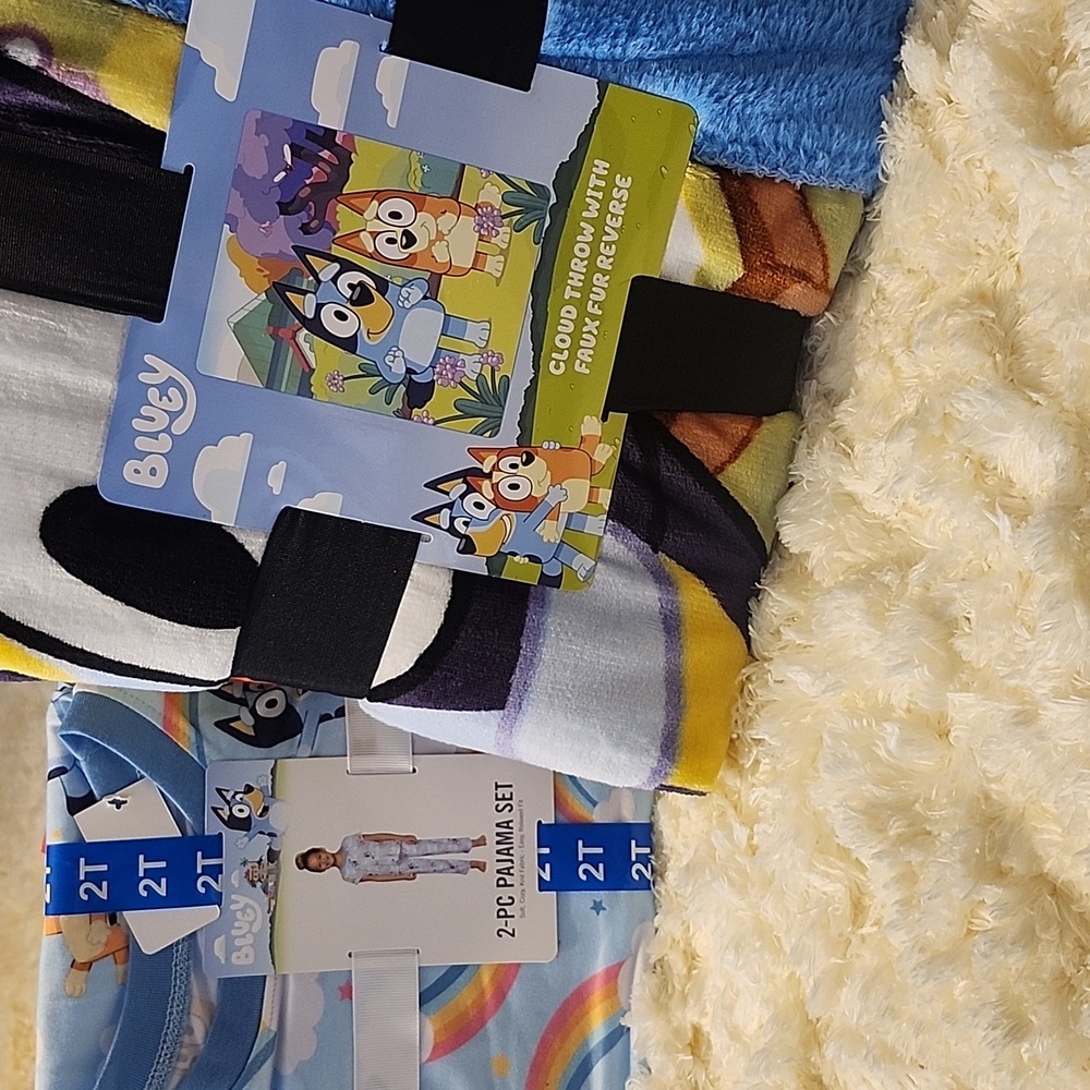 Bluey PJs & Throw - Picture 4 of 6
